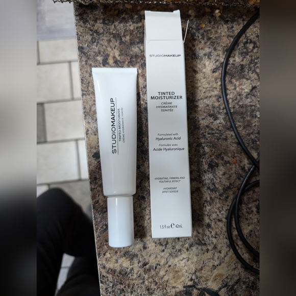 Tinted Moisturizer in Honey Light 1.5fl.oz. 42mL - Picture 8 of 11